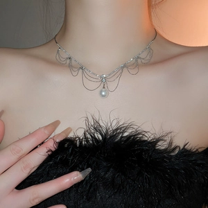 Collier élégant en résille avec franges de perles et strass pour soirées de gala