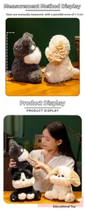 Détails de la taille du chien en peluche et texture douce en décor intérieur