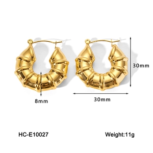 Detailansicht der goldenen Bambus-Ohrringe mit 30mm Durchmesser und 8mm Breite Maßen