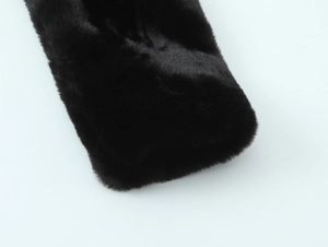 Vue macro détaillée de la texture de fourrure synthétique noire de cette veste femme