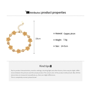 Détail du bracelet fleur dorée avec zircons incrustés et chaîne ajustable