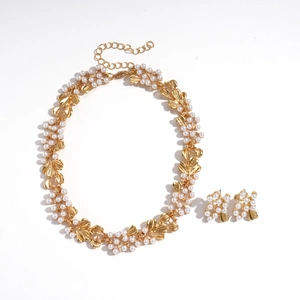 Vintage gold necklace set with faux pearls and leaf charms for a retro court style