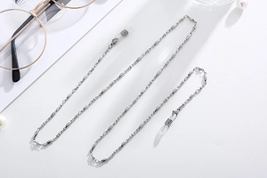 Catena per occhiali in acciaio argento con chiusure a moschettone e passanti in silicone