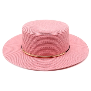 Cappello di paglia rosa a cima piatta con decoro dorato per donna da spiaggia estiva