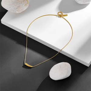 Vue détaillée du collier goutte doré avec fermoir mousqueton et chaîne d'extension réglable
