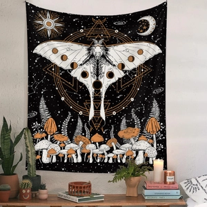 Détail d'une tapisserie murale boho avec papillon de nuit blanc et champignons