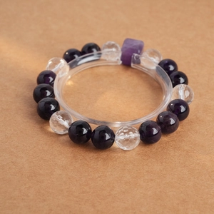 Détail des perles d'améthyste et cristal avec une pierre centrale violette rectangulaire