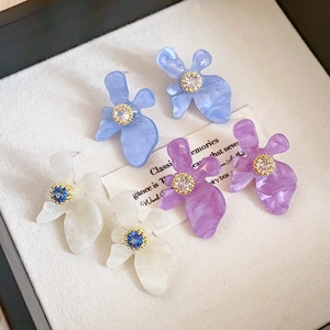Boucles d'oreilles fleurs en résine avec centre en zircon, bleu, violet et blanc