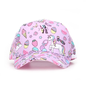 Détail de la casquette rose pour fille avec motifs licorne et texte Good Vibes Only