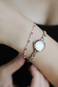 Dettaglio del bracciale in oro S925 con rubino rettangolare e orologio vintage al polso