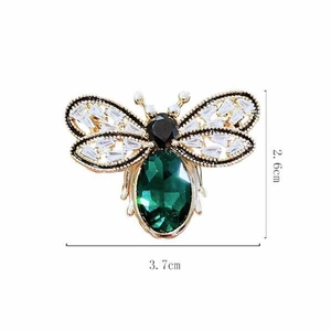 Elegant vintage bee brooch with emerald gemstone and crystals, 2.6cm by 3.7cm size