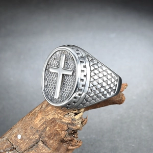 Vue macro d'une bague croix vintage en acier inoxydable avec détails géométriques