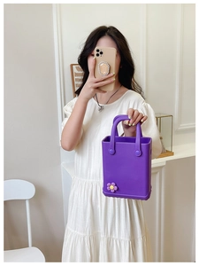 Detail der lila EVA-Strandtasche mit süßer Blumen-Deko, von einem Model getragen