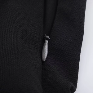 Détail macro de la fermeture éclair métallique et du tissu tissé noir de la robe