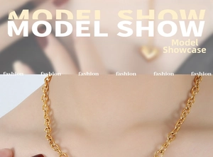 Gros plan d'un collier chaîne en acier doré sur modèle montrant les détails des maillons