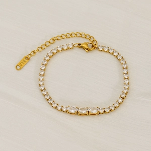 Bracciale tennis regolabile placcato oro 18K con zirconi su superficie in legno