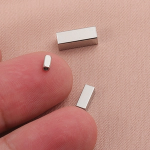 Perles d'espacement en acier inoxydable à trou carré pour bijoux DIY en trois tailles
