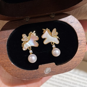 Boucles d'oreilles licorne plaquées or avec nacre irisée et perles blanches