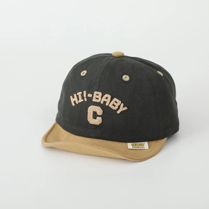 Detailaufnahme der Stickerei auf einer weichen Baby-Baseballkappe mit Farbkontrast