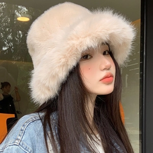 Cappello bucket in ecopelliccia beige da donna, accessorio invernale caldo e soffice
