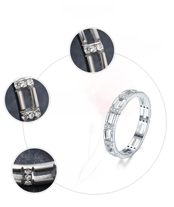 Détail d'une bague en argent s925 montrant le design creux et les zircons sertis main