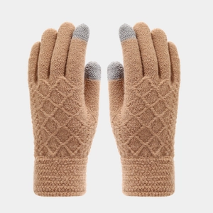 Details der camelfarbenen Strickhandschuhe mit Touchscreen-Spitzen und gerippten Bündchen