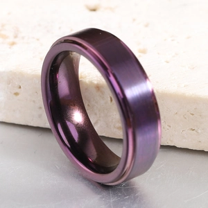 Detalle de anillo de acero inoxidable cepillado violeta con interior pulido sobre piedra