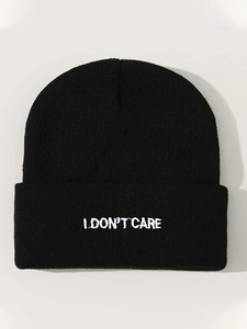 Detail der schwarzen Strickmütze mit weißer I DON'T CARE Stickerei am umgeschlagenen Rand