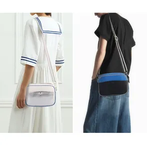 Détail de sacs bandoulière bicolores avec larges bretelles et texture cuir grainé