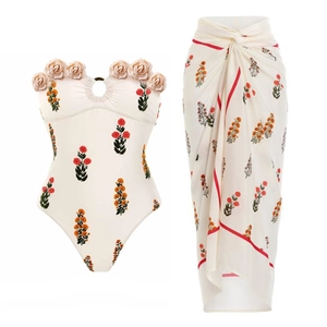 Détail du maillot de bain floral avec rose 3D et paréo assorti pour les vacances