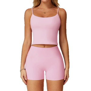 Ensemble de yoga rose deux pièces avec haut à fines bretelles et short de sport