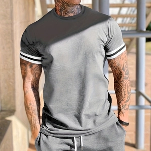 Ensemble de sport deux pièces pour homme avec t-shirt dégradé et short à cordon gris