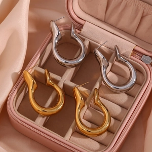 Fashionable minimalist oversized U-shaped hollow chunky hoop earrings in gold and silver