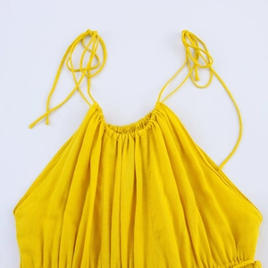 Vestido de lino amarillo con escote plisado y tirantes finos para mujer