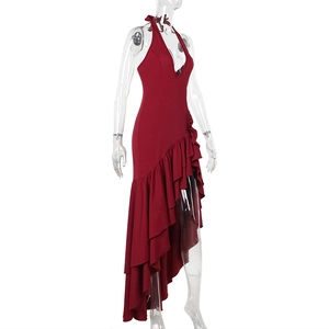 Détails des volants superposés et du tissu en mousseline rouge foncé de la robe de soirée