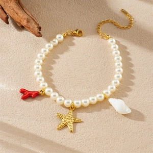 Bracelet en perles thème océan avec breloques étoile de mer dorée, corail et coquillage