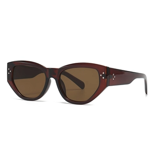 Moderne Cat-Eye-Sonnenbrille mit bernsteinfarbenem Rahmen und braunen UV-Schutzgläsern
