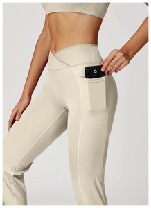 Détail du pantalon de yoga évasé à taille haute avec poche latérale et ceinture croisée
