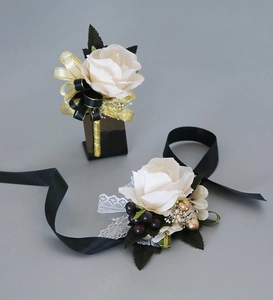 Détail de l'ensemble corsage de rose blanche et bracelet avec rubans et perles