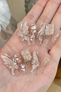Dettagli di unghie lunghe a ballerina con farfalle 3D bianche e perle applicate