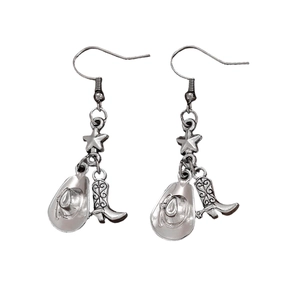 Boucles d'oreilles argentées style cowboy avec chapeau, bottes et étoiles sur fond blanc