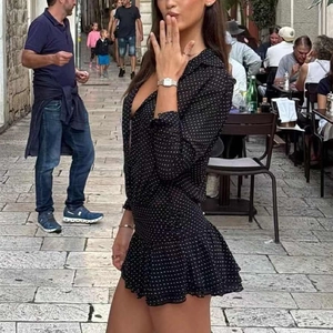 Dettaglio della fantasia a pois bianchi e neri con orlo a balze e pieghe in vita
