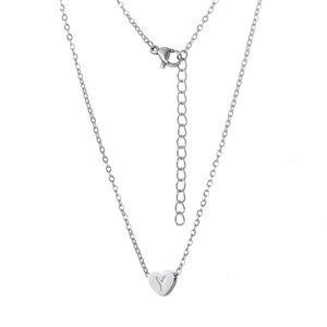 Détail du collier argenté avec pendentif cœur gravé lettre Y et sa chaîne ajustable