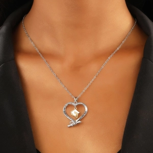 Zilveren afstudeerketting met hartvormige hanger en inspirerende tekst voor geslaagden