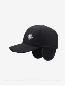 Detail einer schwarzen Woll-Baseballkappe mit Ohrenklappen und silberner Stickerei