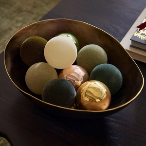 Set of 8cm flocked and metallic Christmas balls in a golden decorative bowl on wood