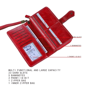 Dettaglio del portafoglio rosso RFID in pelle con 23 slot per carte e vari scomparti