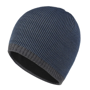 Bonnet en maille côtelée bicolore bleu marine et gris pour le ski d'hiver en plein air