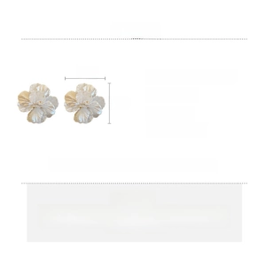 Detail of shell flower stud earrings with acrylic and imitation pearl size specifications