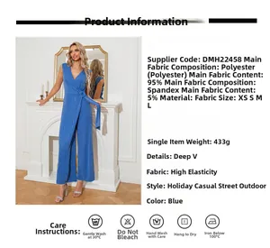 Détail d'une combinaison bleue sans manches avec col en V, lien à la taille et tissu